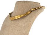 un gros plan d'un collier en or autour du cou d'un mannequin