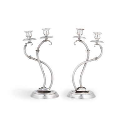 paire de chandeliers plaqués argent aux branches torsadées