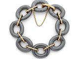 gros plan d'un bracelet sur fond blanc