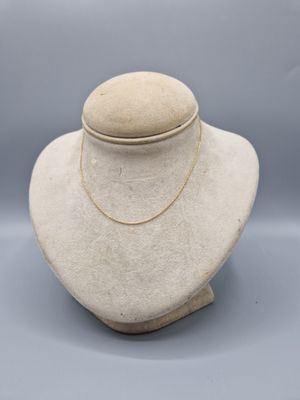 gros plan d'un mannequin portant un collier