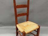 une image représentant une chaise en bois avec une assise en osier