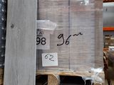 beaucoup de cartons sur les étagères du magasin