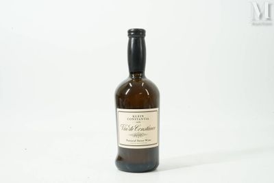 une bouteille de vin posée sur une table