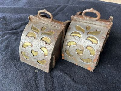 Paire d'ETRIERS portugais dit à boite en métal et fer forgé …