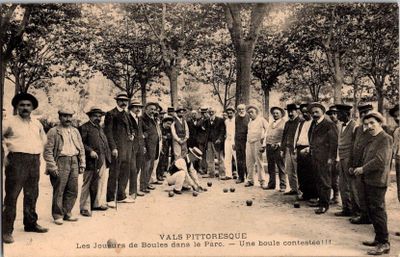 de nombreuses personnes faisant la queue pour jouer au croquet