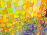 un tableau abstrait jaune et bleu accroché au mur