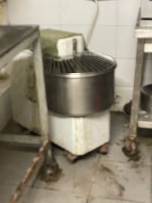 une photo d'une cuisine sale avec un évier et un mixeur