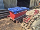 une caisse rouge et bleue posée sur une palette, à côté d'une pile de palettes