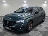 une photo d'une voiture verte dans un showroom