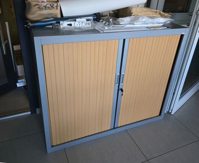 une armoire sur laquelle est posé un rouleau de papier