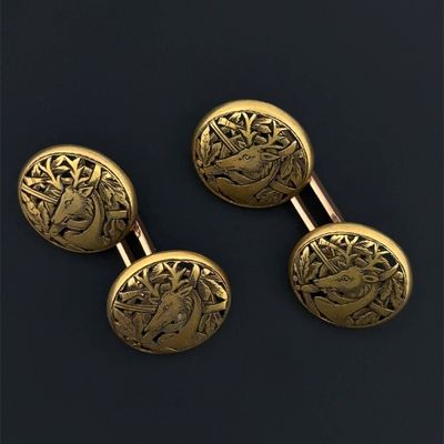 deux paires de boutons de manchette en or ornés d'un motif