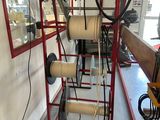 une photo d'une pièce avec une échelle sur laquelle sont accrochés de nombreux câbles