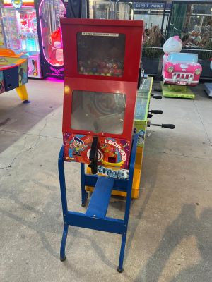 une machine qui est garée sur le trottoir devant un immeuble
