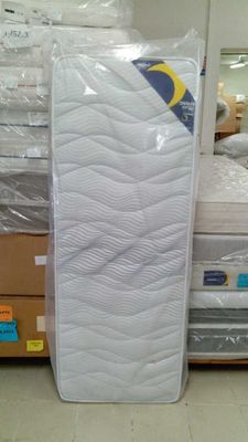 un matelas posé à même le sol dans un magasin