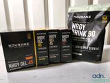 Des gels énergétiques « Neutranz » et des gels énergétiques posés sur une table