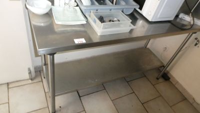 une cuisine équipée d'un évier et d'un micro-ondes posé sur le plan de travail