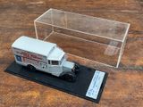 un camion miniature posé sur une table