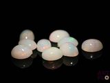 plusieurs oplites blancs sur une surface noire, avec un fond noir