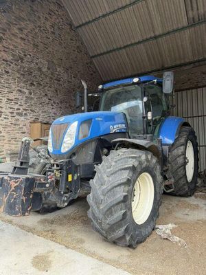 un tracteur bleu garé dans un garage