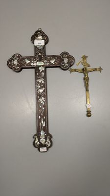 une croix et un crucifix accrochés au mur