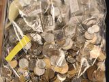 une valise remplie de pièces de monnaie, avec une banane à l'intérieur