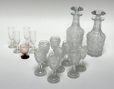 un grand nombre d'objets en verre posés sur une table