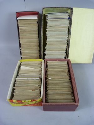 trois cartons de livres posés les uns à côté des autres sur une table