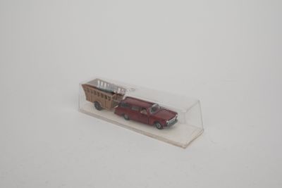 un petit camion jouet avec un panier à l'arrière