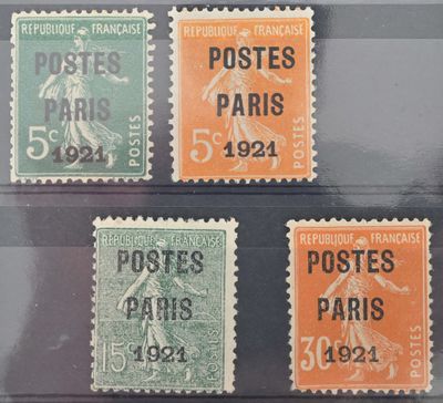 quatre timbres différents, de couleurs variées, sur un fond noir