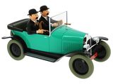 deux figurines représentant deux hommes dans une voiture verte