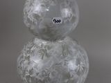 un vase en verre orné d'un motif blanc