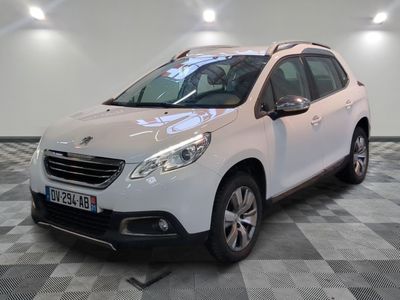 la voiture blanche est garée sur un sol en damier dans le garage