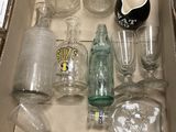 une boîte contenant de nombreux objets en verre
