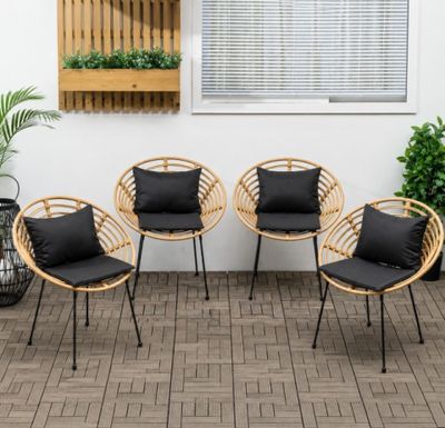 trois chaises et une table sur une terrasse, avec une plante en pot