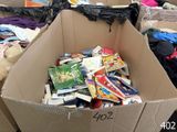 une boîte en carton remplie de livres dans une pièce
