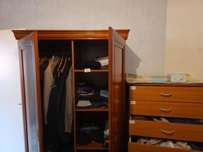 une photo d'un placard dans une petite pièce
