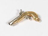 un pendentif en forme de pistolet argenté et doré sur un fond blanc