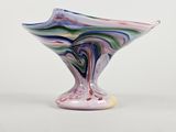 un vase en verre posé sur une table