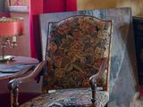 un salon avec une cheminée dans un coin