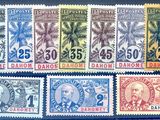 un ensemble de timbres provenant de différents pays, posés sur une table