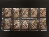 un lot de six paquets de cartes à collectionner posé sur une table
