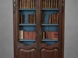une bibliothèque en bois remplie de nombreux livres, posée sur une table