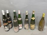 plusieurs bouteilles de vin sont alignées sur une table