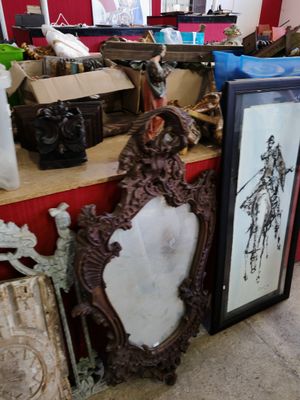 la photo d'une photo représentant un homme à cheval dans un miroir
