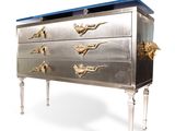 une photo d'une commode argentée et bleue
