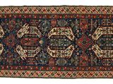 tapis persan antique à motifs géométriques sur fond blanc