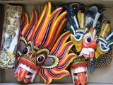 de nombreux masques colorés exposés dans une boîte en carton