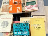 plusieurs livres sont empilés sur une table
