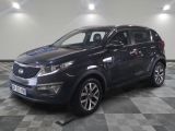 le 4x4 noir est garé sur le sol en damier d'un garage