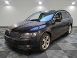 la photo d'une voiture noire garée dans un garage
